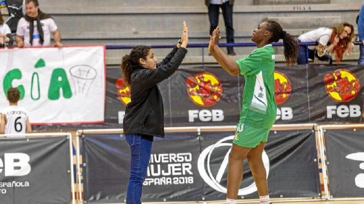 La entrenadora almeriense felicitando a uno de sus jugadoras.