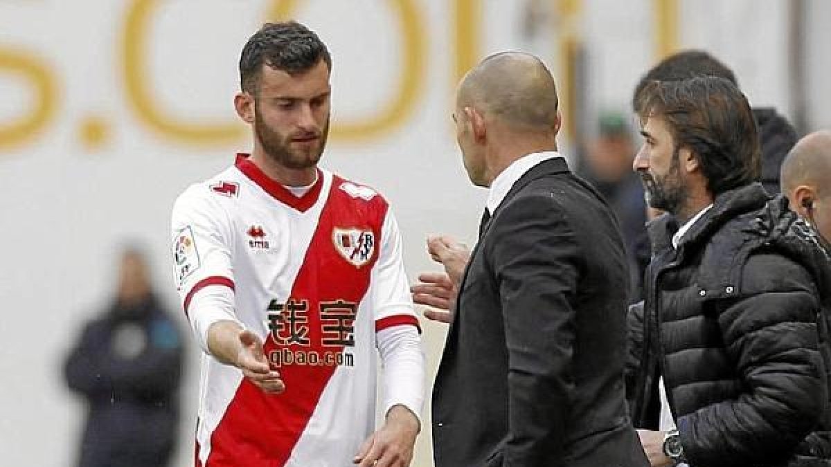 El delantero se retira lesionado en el Estadio de Vallecas.