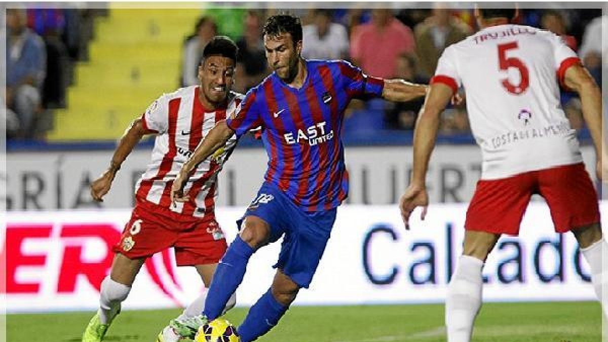 La primera victoria de la era Lucas Alcaraz fue frente al Almería.