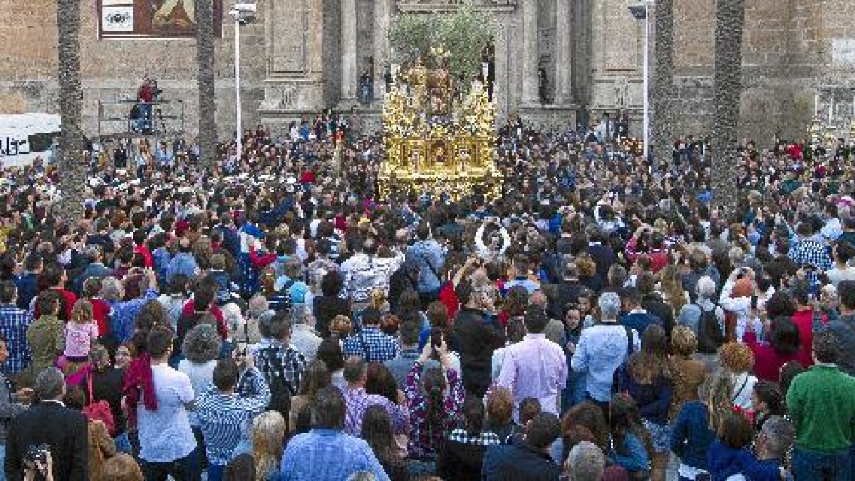 Lleno absoluto a la salida de la Catedral.