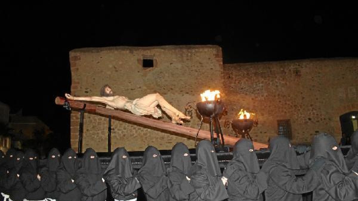 El Santísimo Cristo del Perdón y La Caridad, solemne junto al Castillo del Marqués de los Vélez.