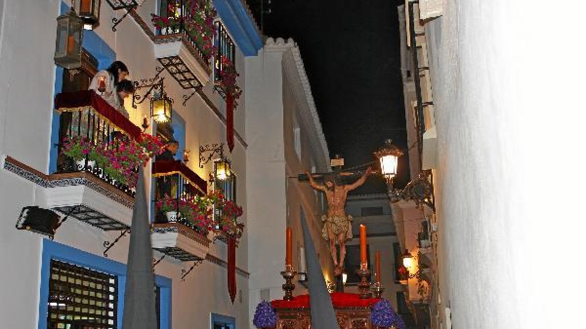 El paso del Cristo de la Buena Muerte pasa por la Calle de la Buena Fe.