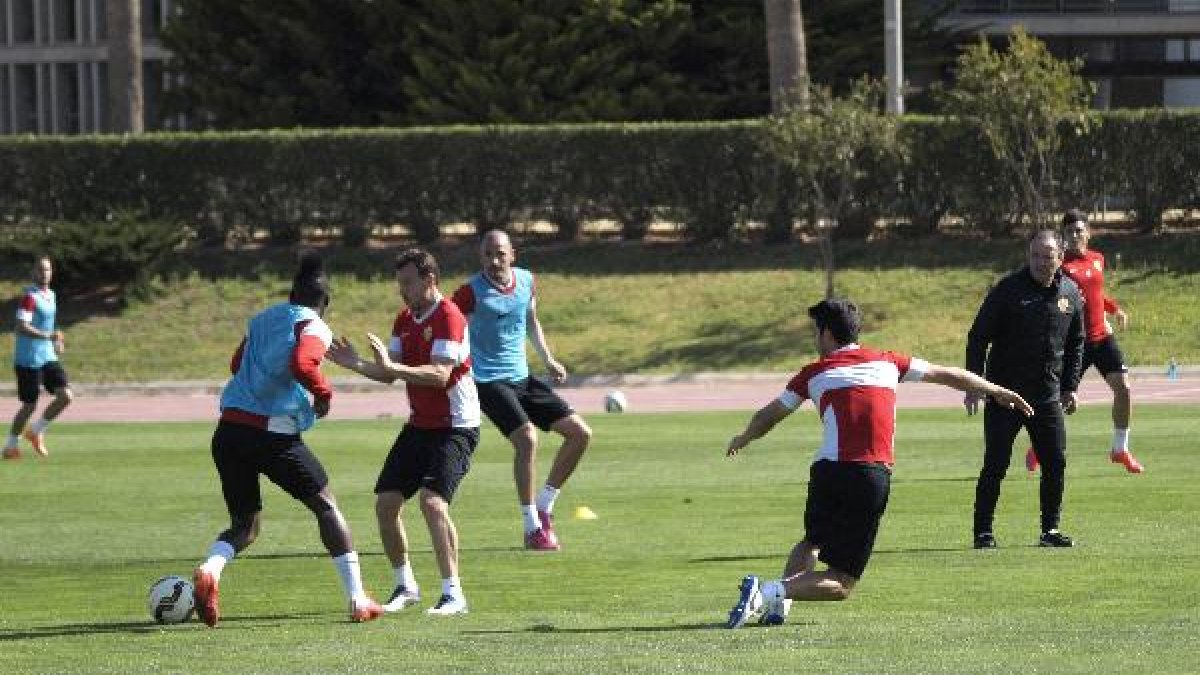 Juan Ignacio, atento a la jugada entre Thievy y Mané.