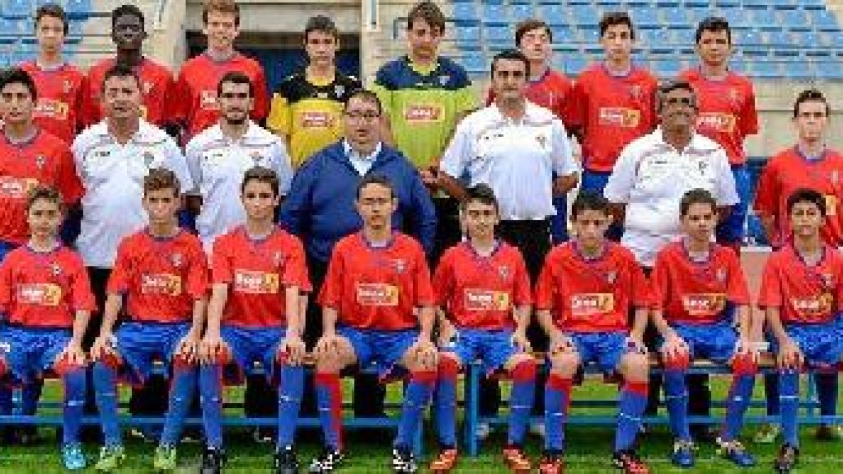 El concejal de Deportes posa con sus muchachos a las puertas del evento.