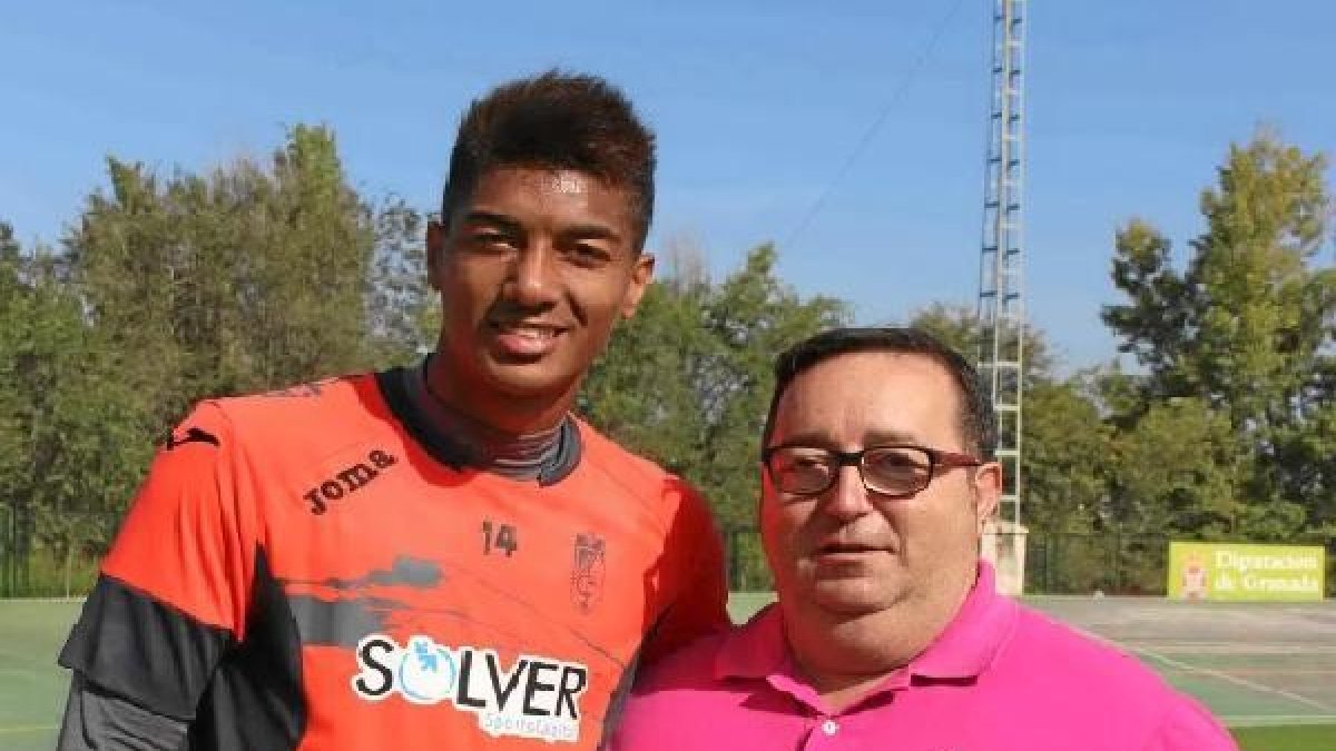 El jugador roquetero con el concejal de deportes José Juan Rubí