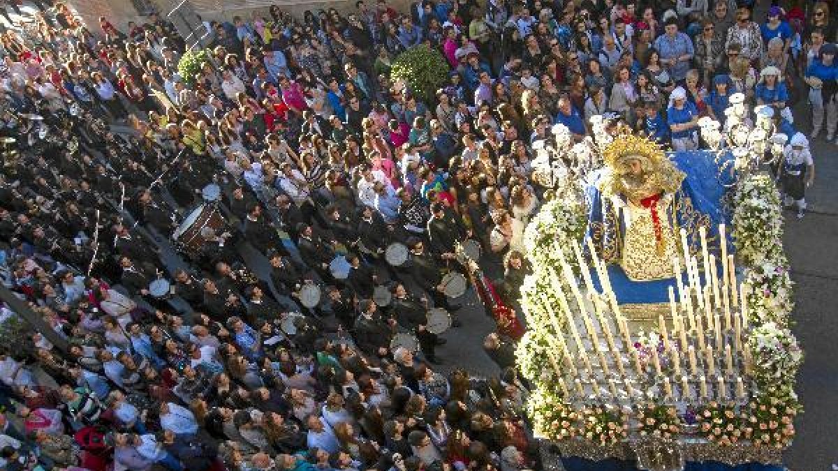 Multitudinario recibimiento a Nuestra Señora del Primer Dolor a las puertas de San Sebastián.