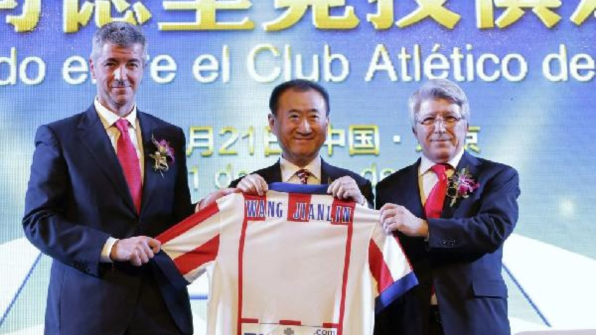 Miguel Ángel Gil Marín, Wang Jianlin y Enrique Cerezo, cuando firmaron el acuerdo.