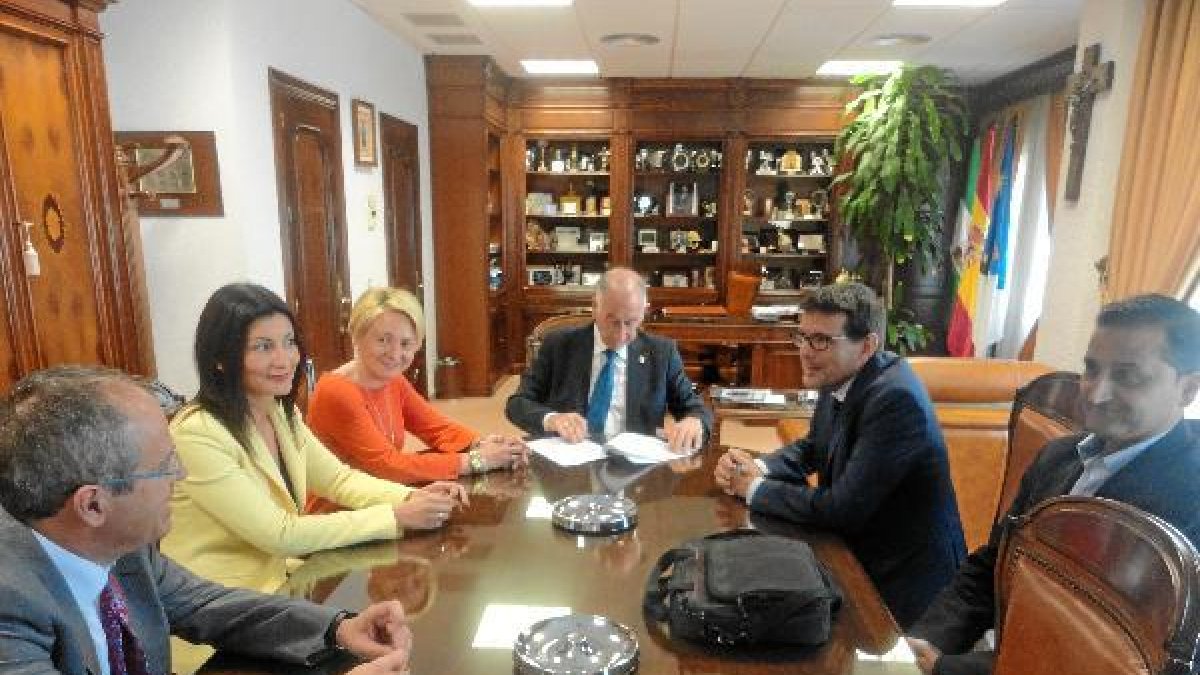 Asistentes a la firma del proyecto de Los Bajos