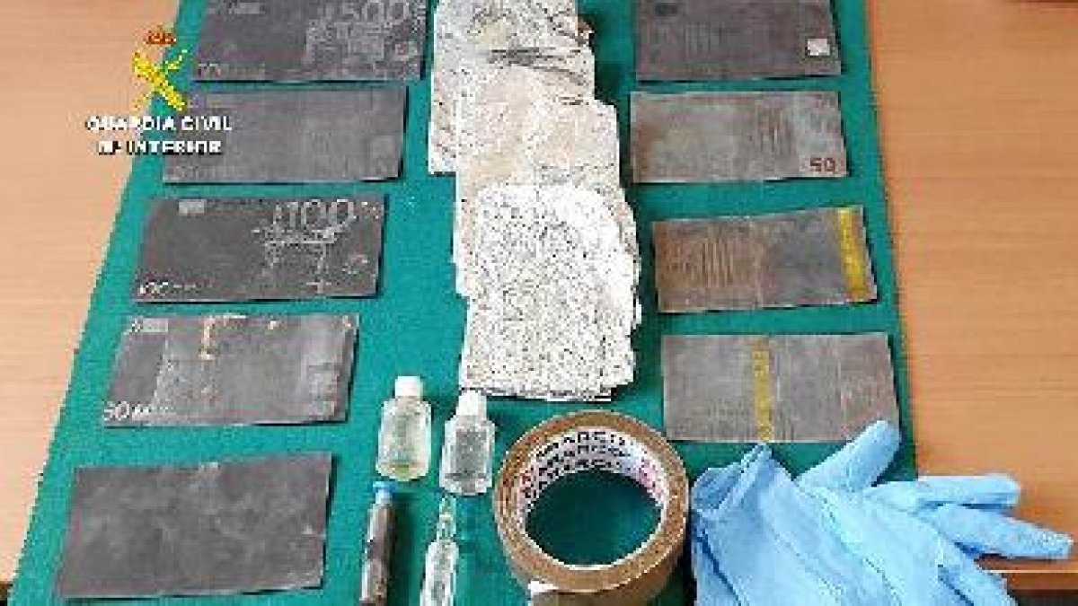 Material intervenido por la Guardia Civil.