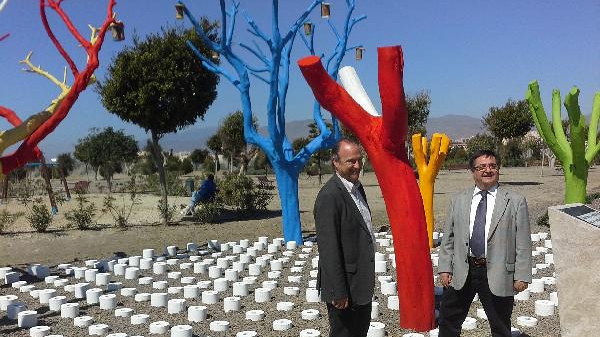 Luis Rogelio Rodríguez-Comendador y Esteban Rodríguez en el homenaje al Árbol muerto.