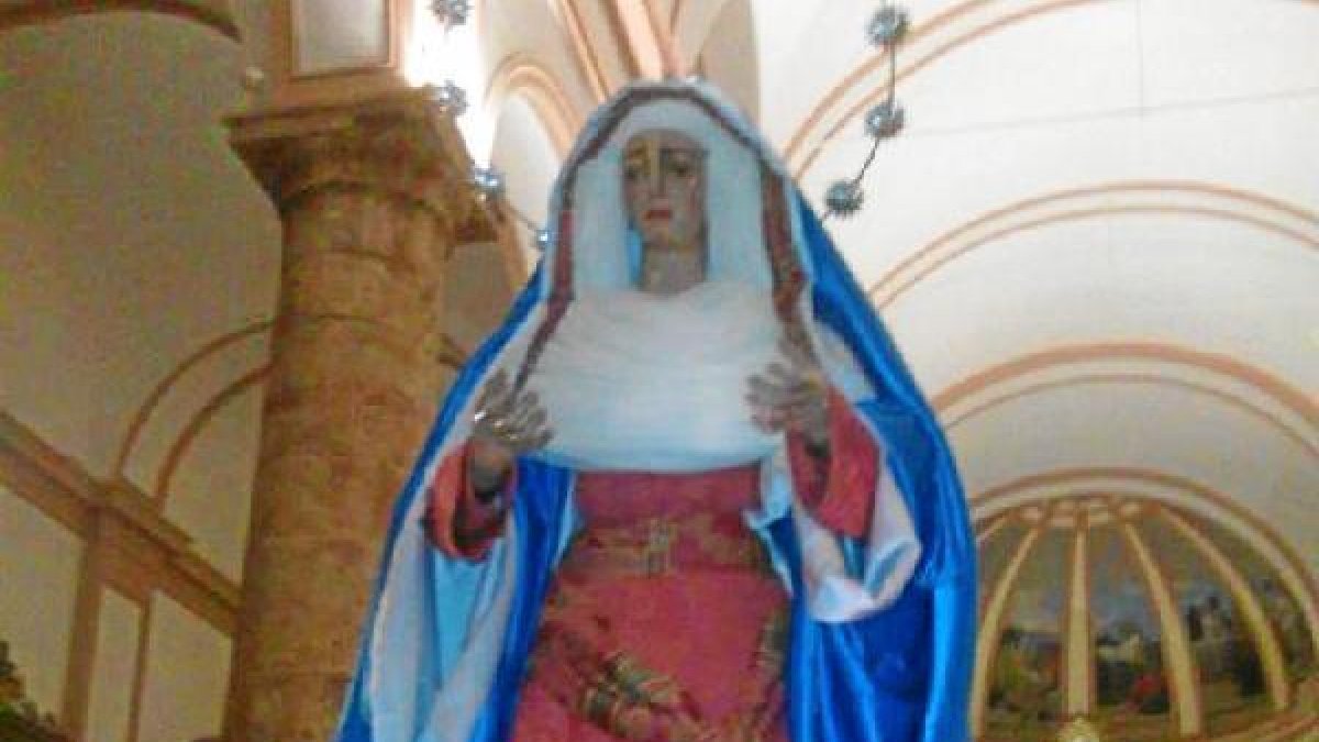 Esperando el comienzo del desfile, la imagen de la Virgen de las Mercedes.