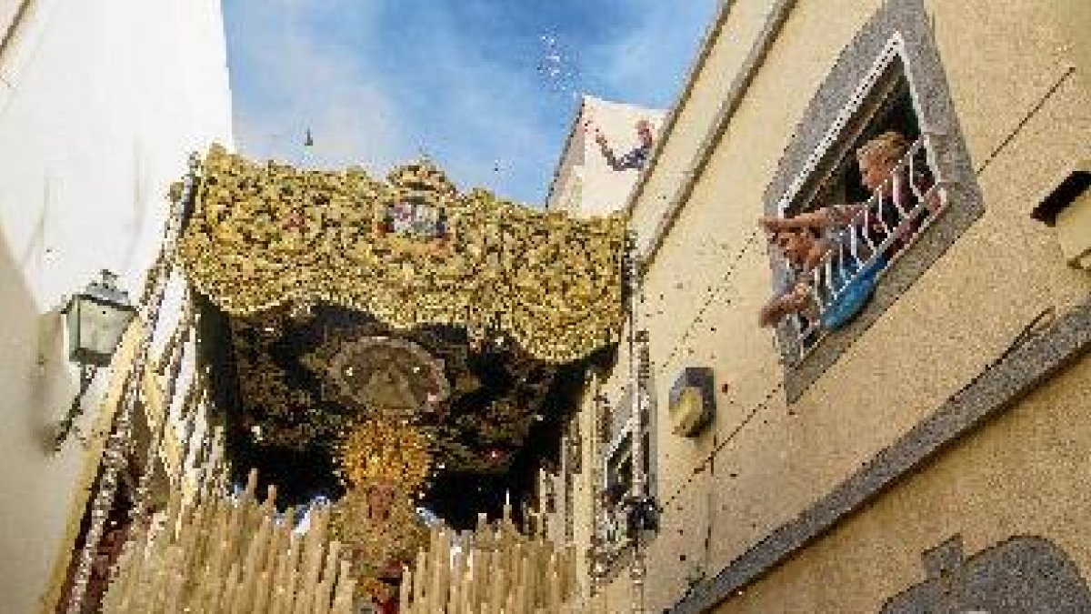 La Virgen de la Esperanza Macarena a su salida del templo.