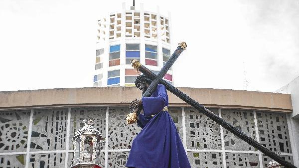 Jesús del Gran Poder, a la salida de su templo, San Pío X, en El Zapillo.