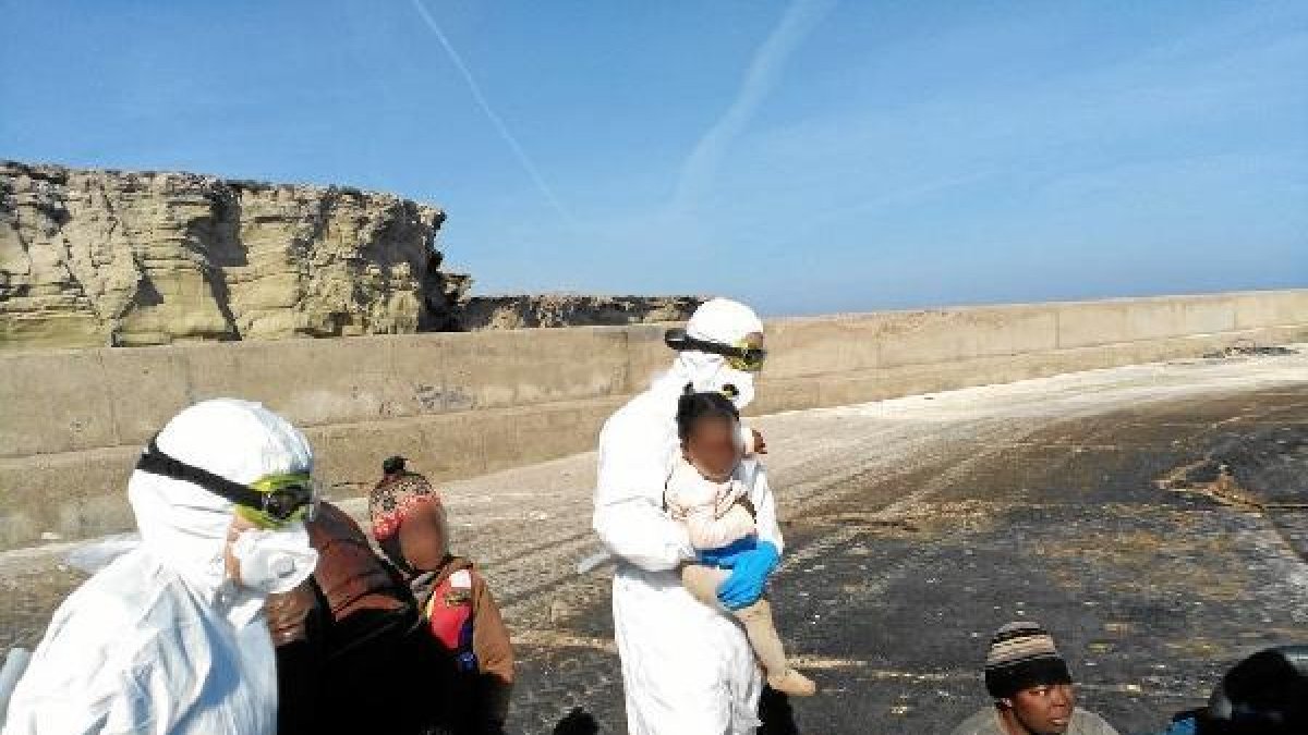 Personal de la Armada asiste a los ocupantes en la Isla de Alborán