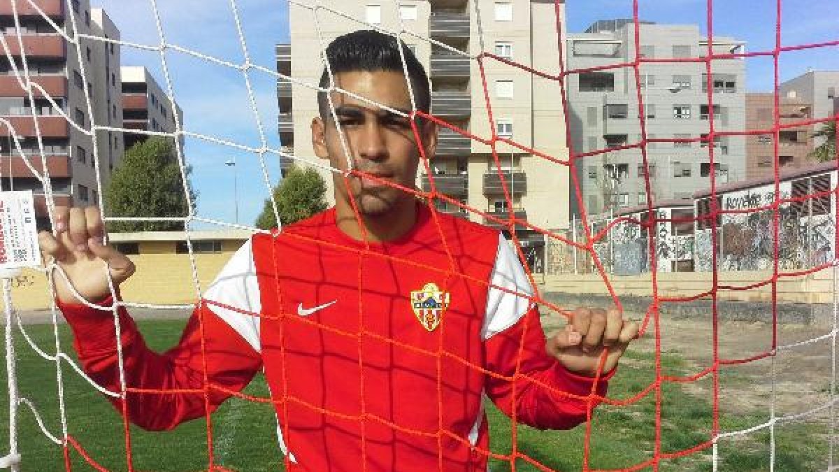 El 9 en una de las porterías del campo de la Vega de Acá.