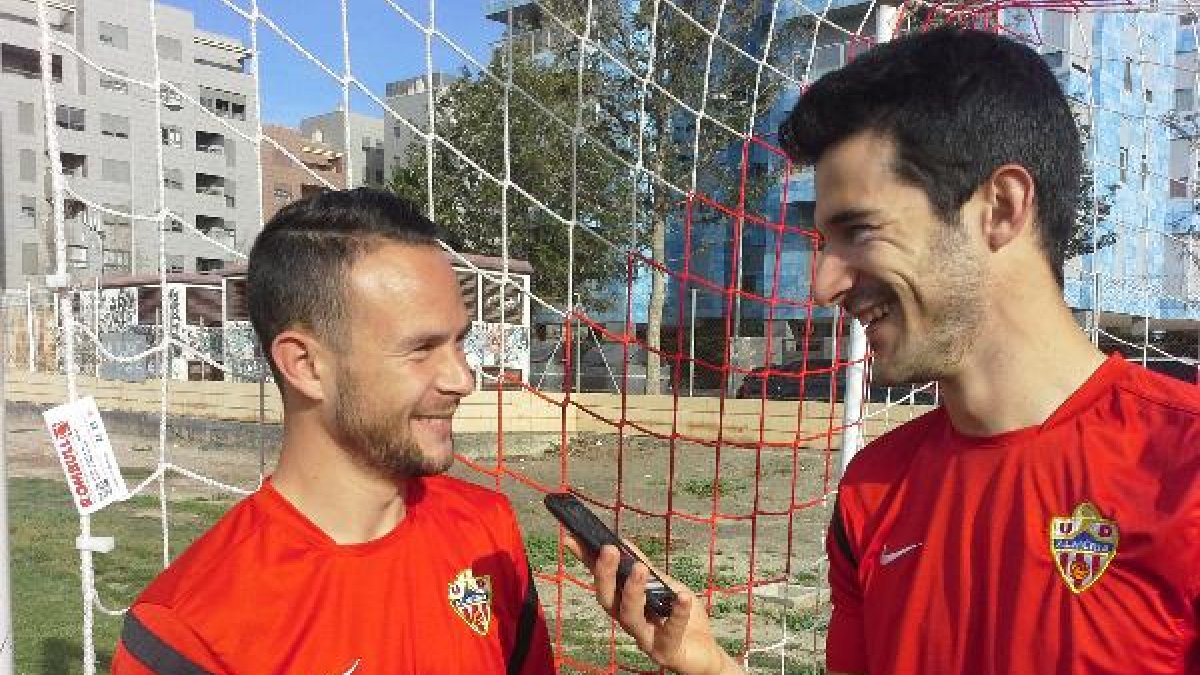 Momento de la entrevista con los dos artistas.