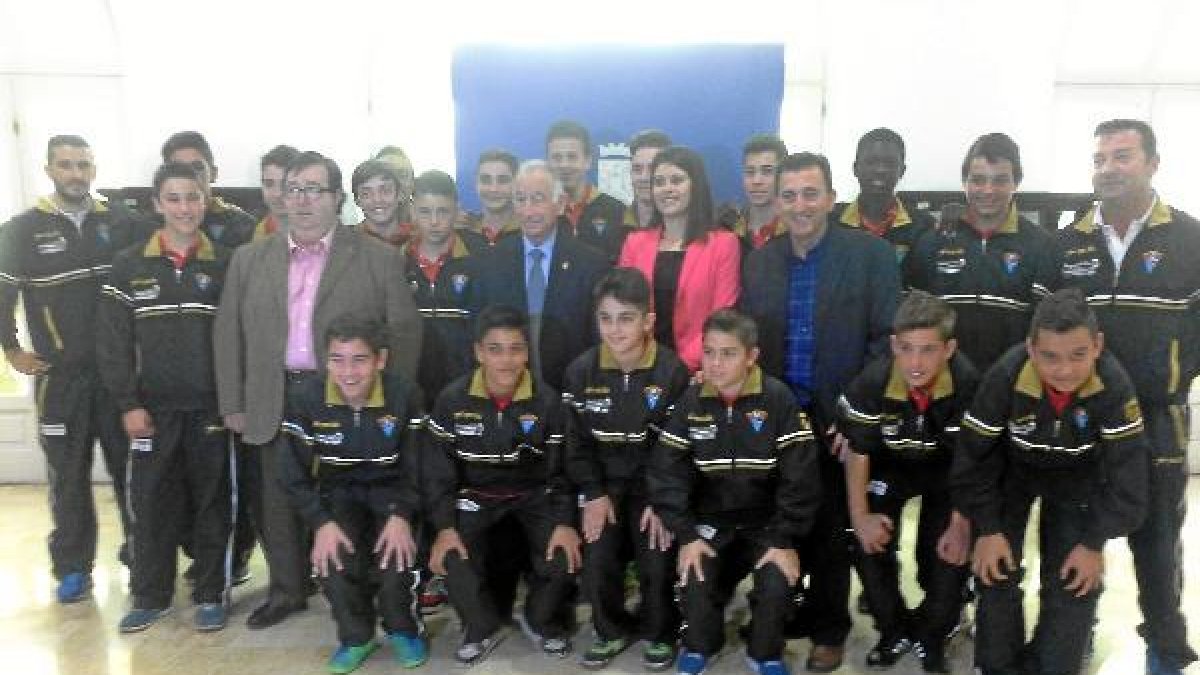 Gabriel Amat recibió a la Escuela de Roquetas en la Diputación.