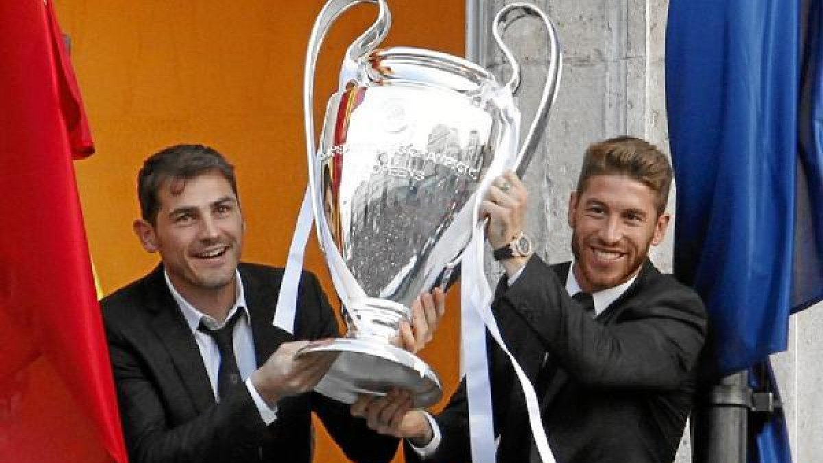 Casillas y Sergio Ramos paseando la décima.