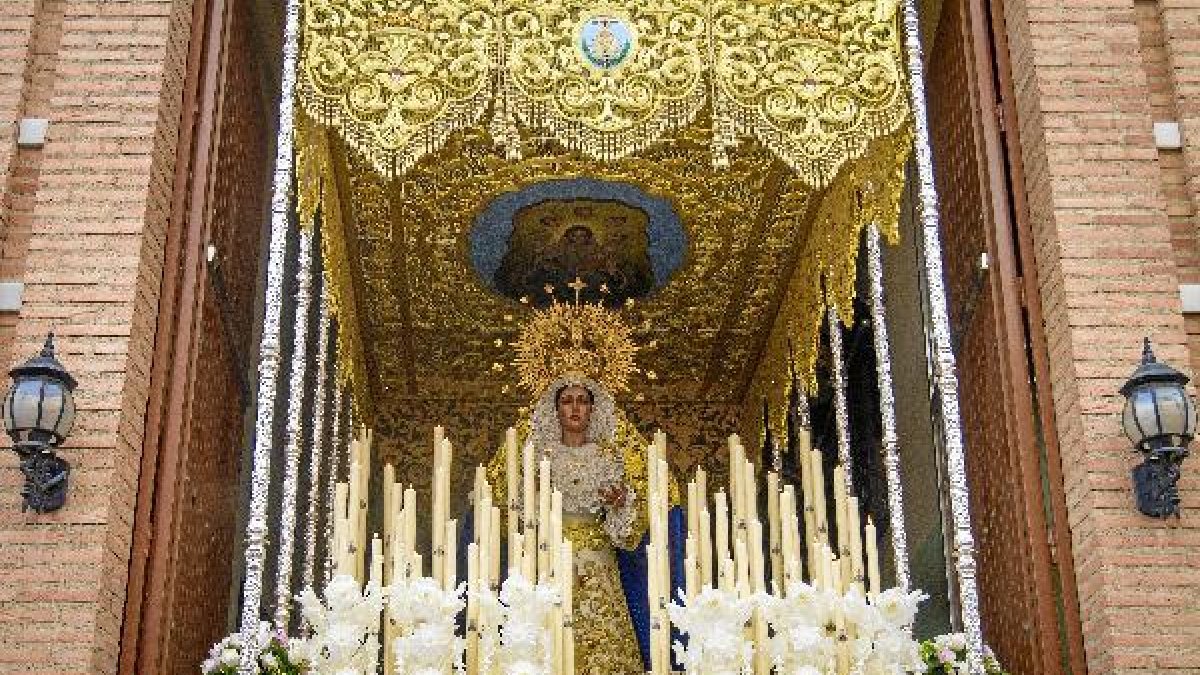 María Santísima de Los Ángeles a su salida del templo.