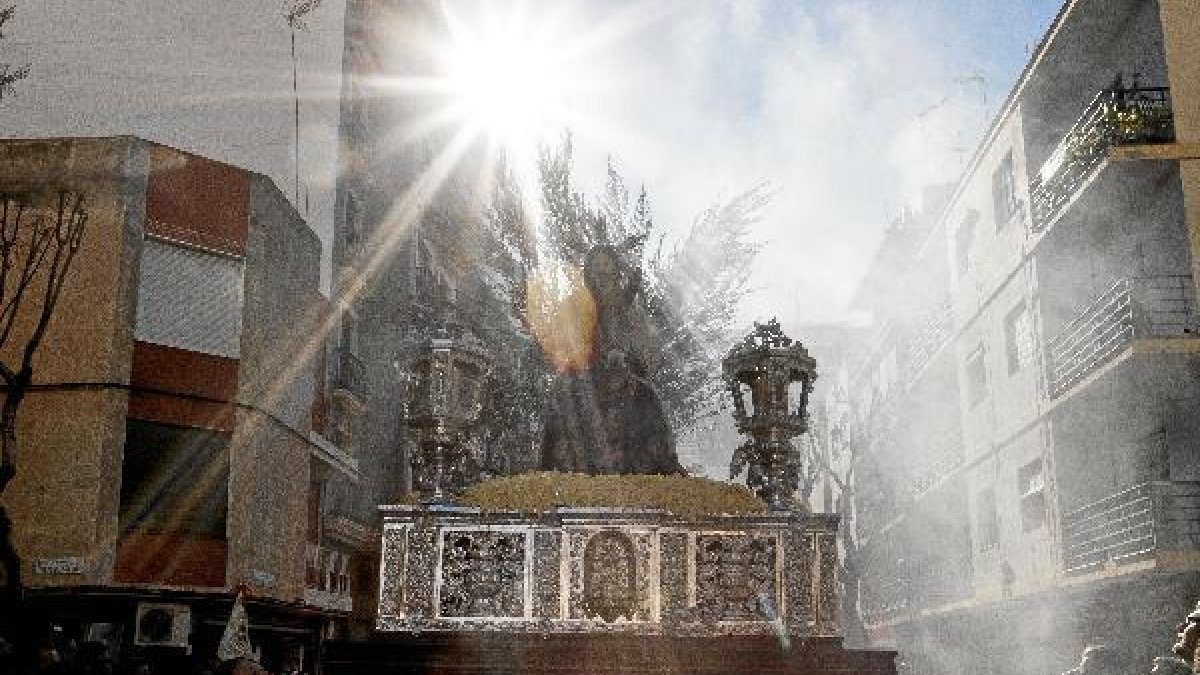 Salida del paso desde la Iglesia del Espíritu Santo.