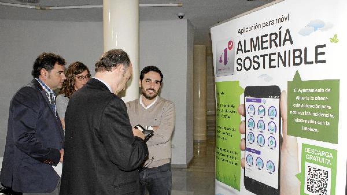 Presentación de la aplicación en la que el alcalde estuvo probando la utilidad de la app.