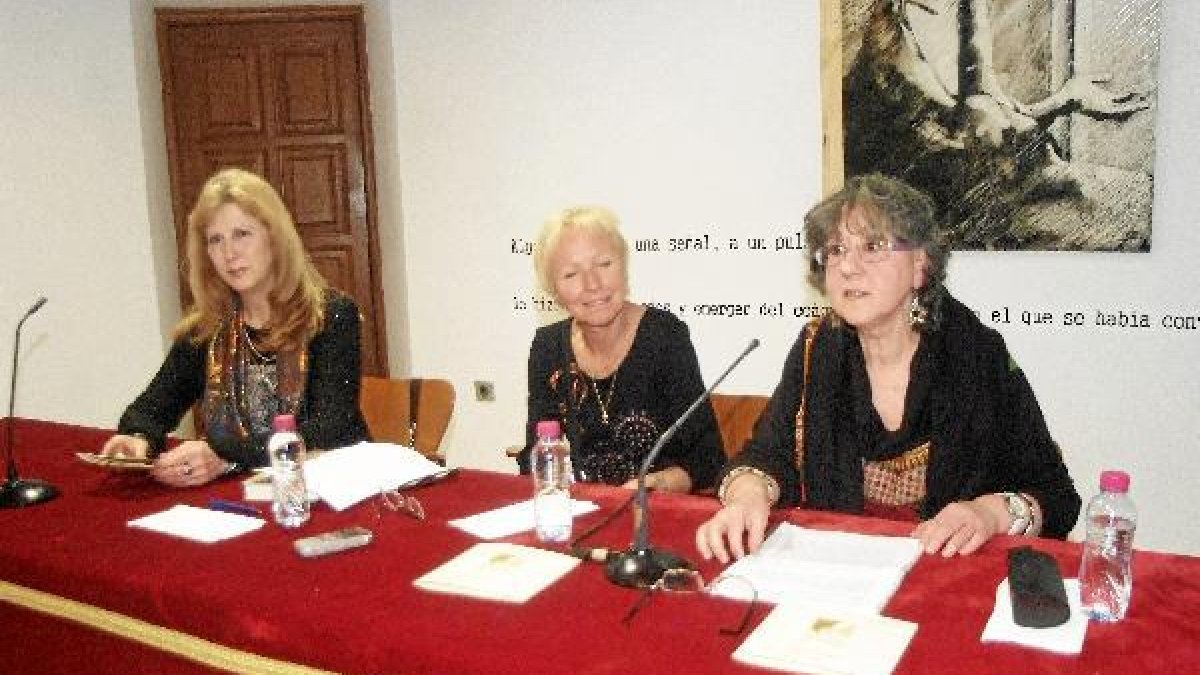 Sarah Lark, junto a la concejal de Cultura de Roquetas y la coordinadora de la iniciativa.