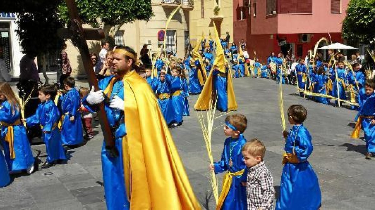 Niños gadorenses siguiendo el paso de La Borriquita.