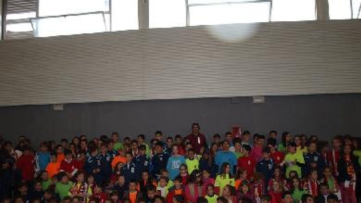 Los pequeños de Campotéjar con Julián.