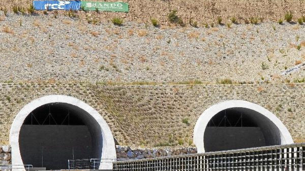 Los túneles tapiados del AVE a su paso por Sorbas, convertidos en el símbolo de la paralización  de este proyecto durante los últimos años.