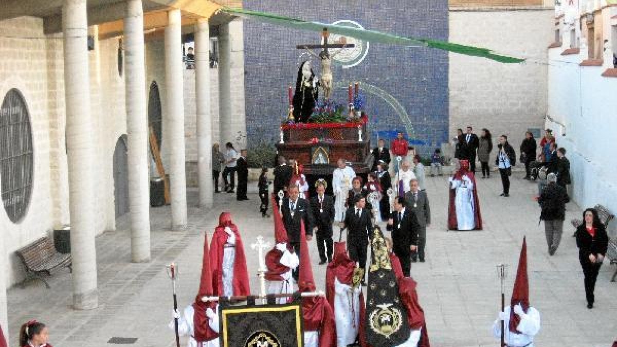 La procesión iniciando la salida desde el patio de la Escuela de Verano del barrio de Araceli
