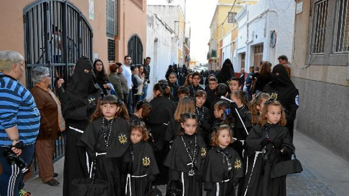 La hermandad inició su desfile procesional entre una gran muchedumbre que arropó a los cofrades.