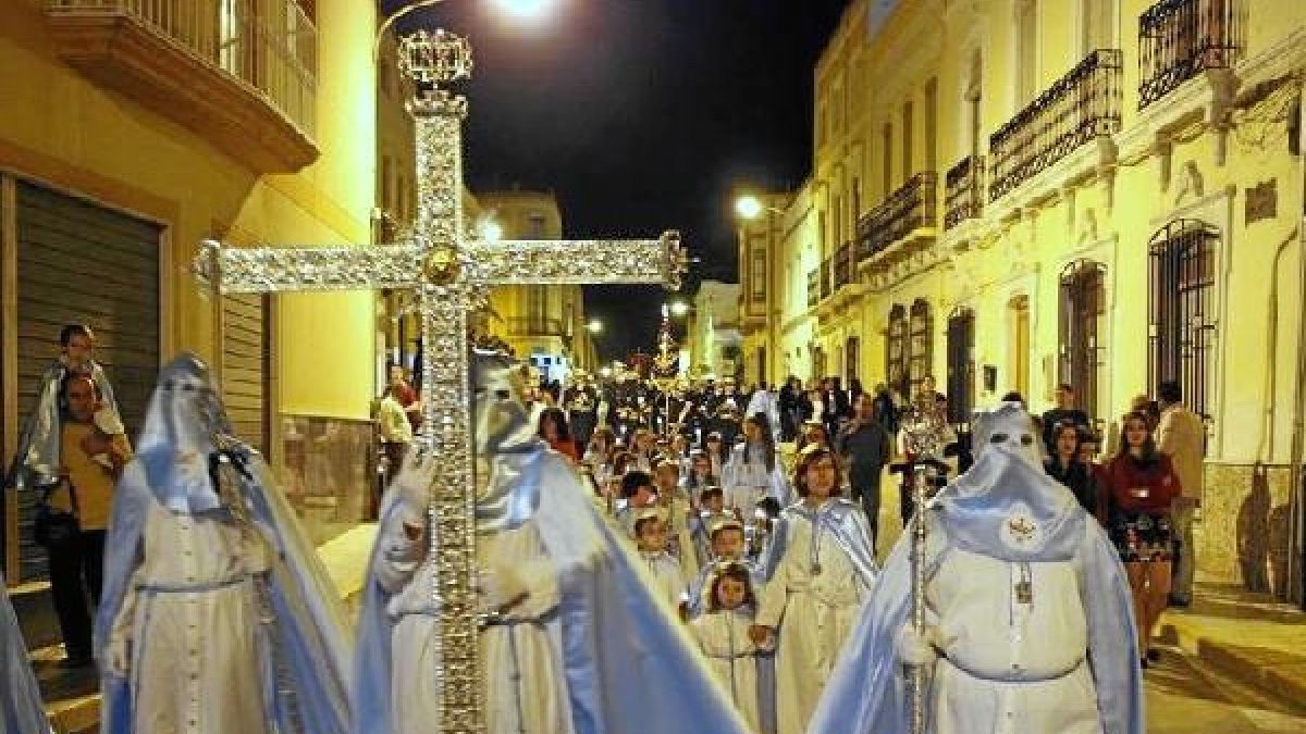La Cruz Guía del Paso Celeste abre la procesión por el Casco Histórico de Tabernas.