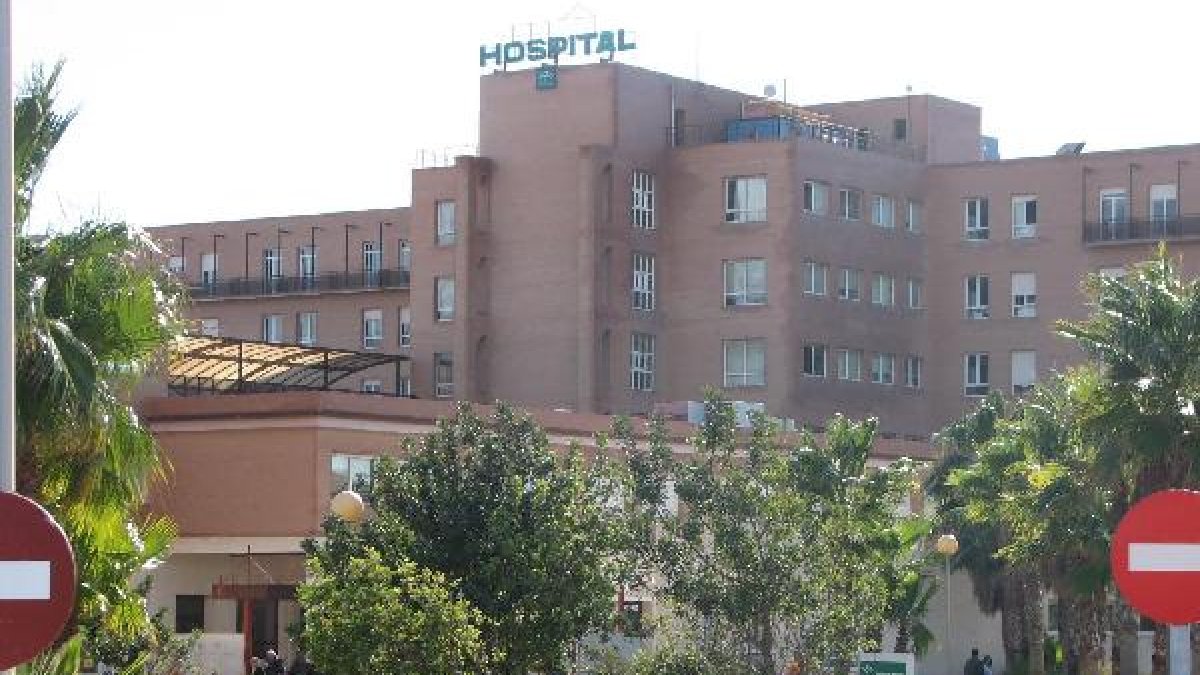La víctima ha ingresado en el Hospital de Poniente.