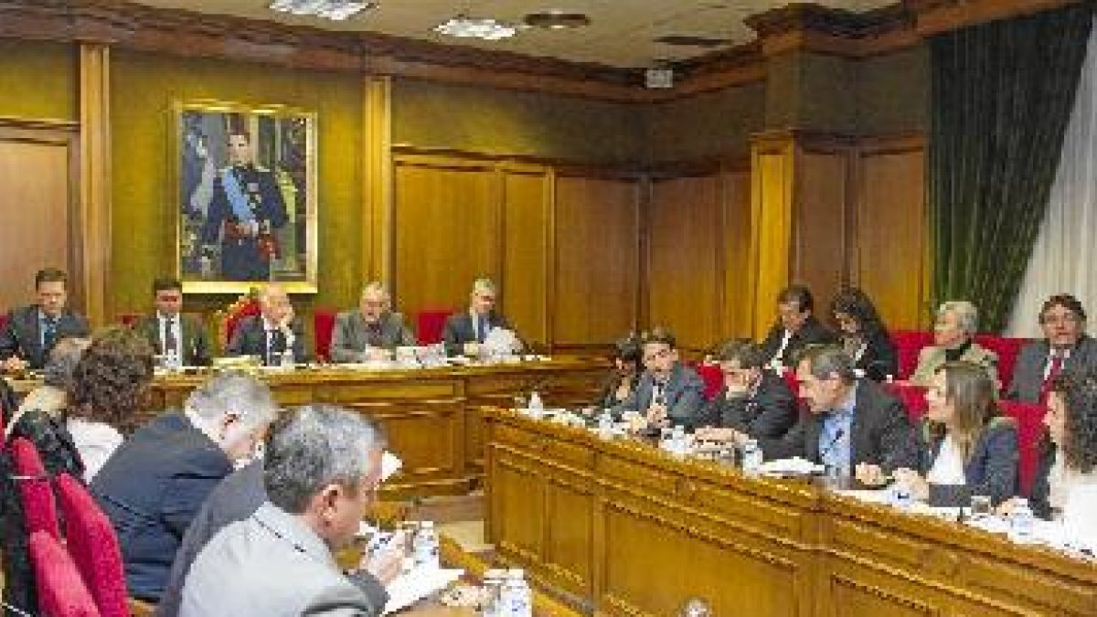 Pleno celebrado ayer en Diputación.