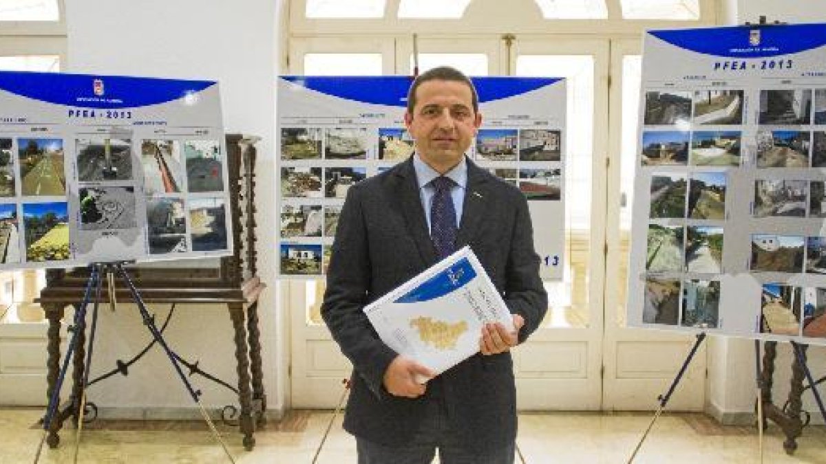 Guillermo Casquet posa con la memoria.