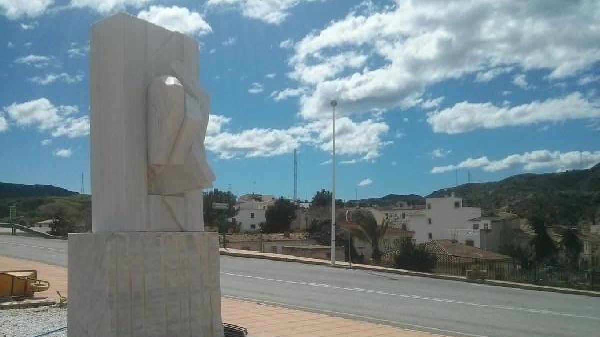 El monumento durante los trabajos de instalación
