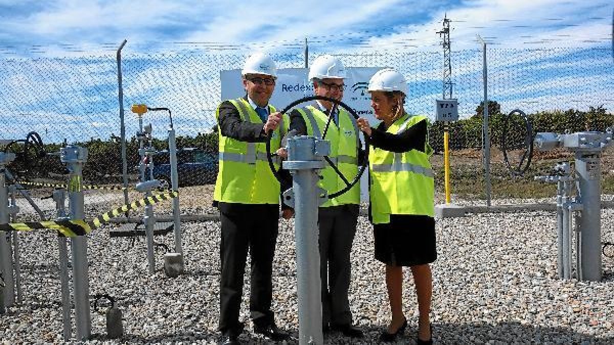 Un momento de la puesta en servicio de los primeros metros de canalizaciones de gas en Huércal Overa