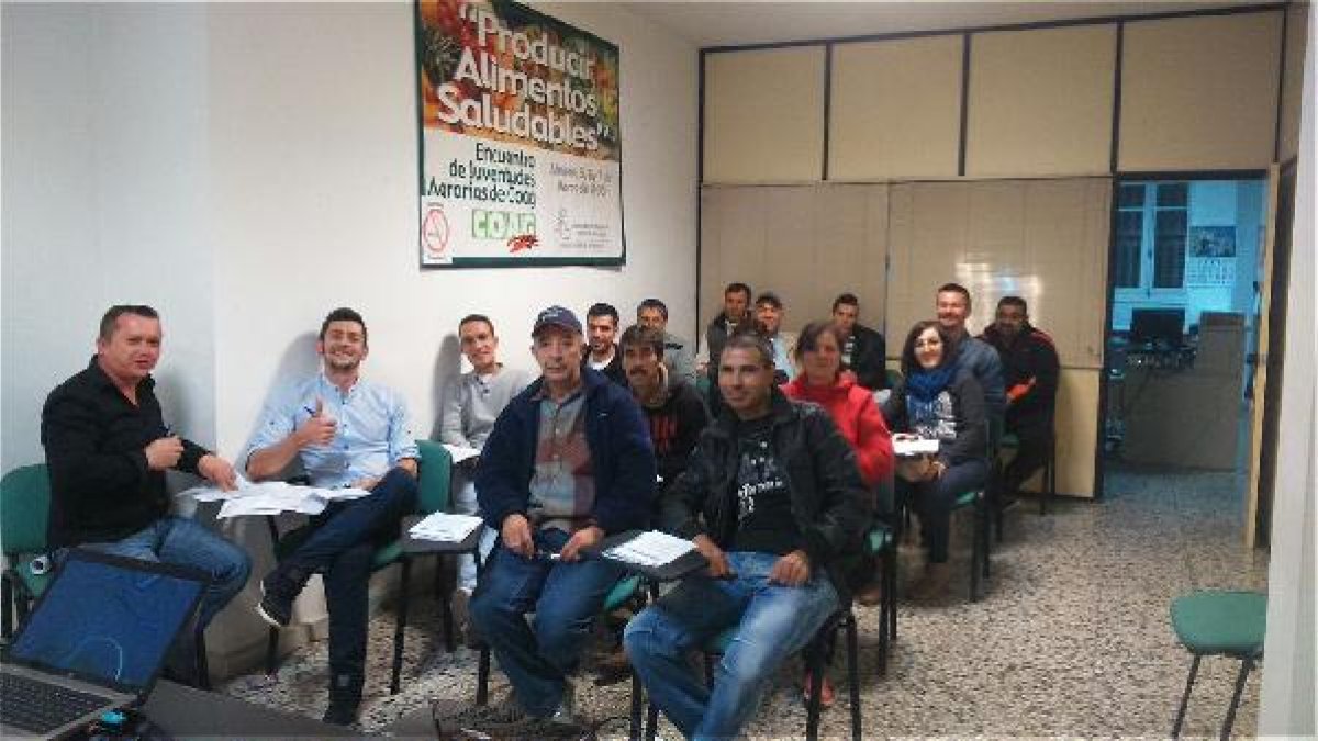 Grupo de trabajadores agrícolas que han realizado el curso de la TPA en Adra.