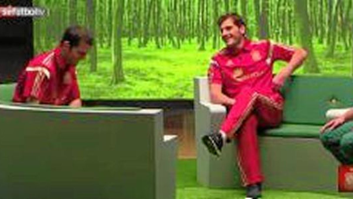 Cesc y Casillas en la grabación de un anuncio.