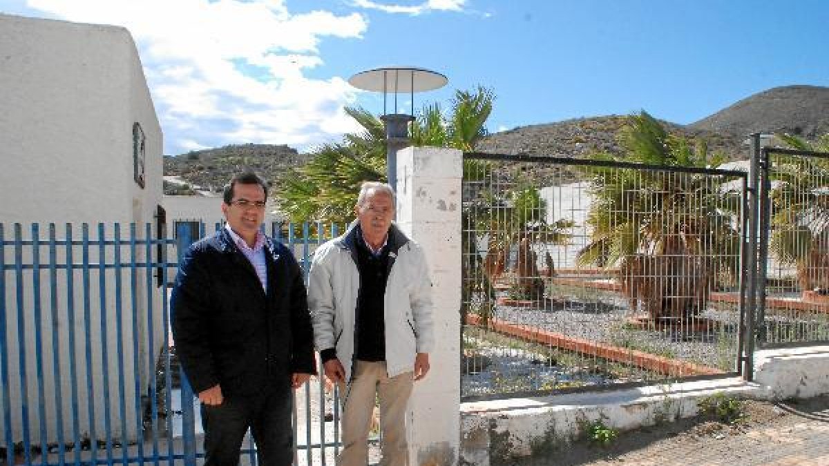 El alcalde visitó ayer la Escuela de Cerámica.