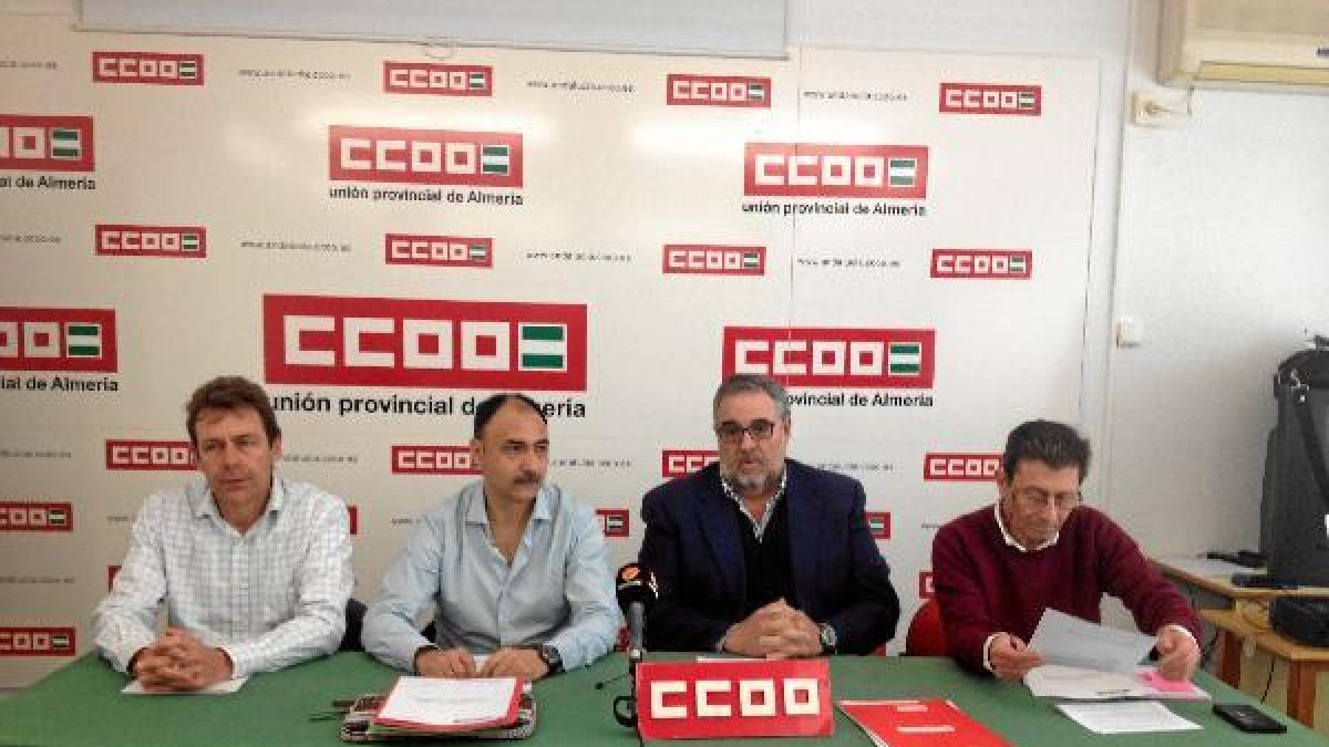 Los responsables de Comisiones Obreras ayer presentando el informe