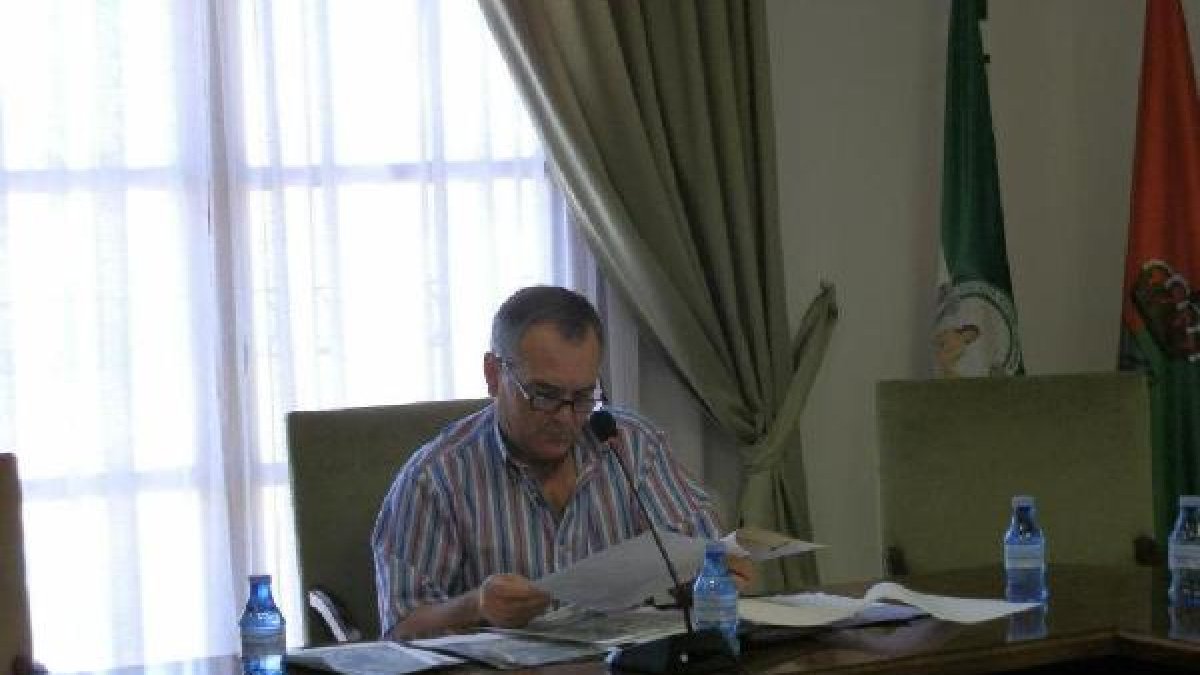 Cristóbal García, alcalde de Arboleas, estudia un documento en su despacho