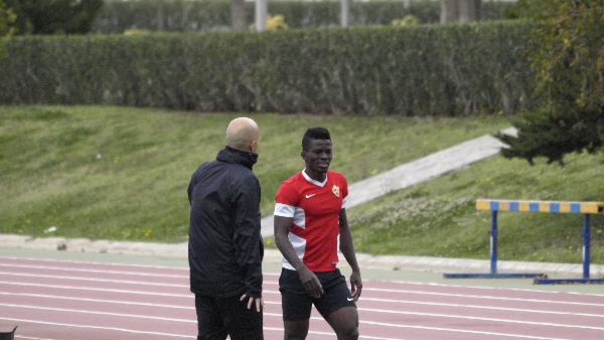 Azeez, marchándose a la sala médica.