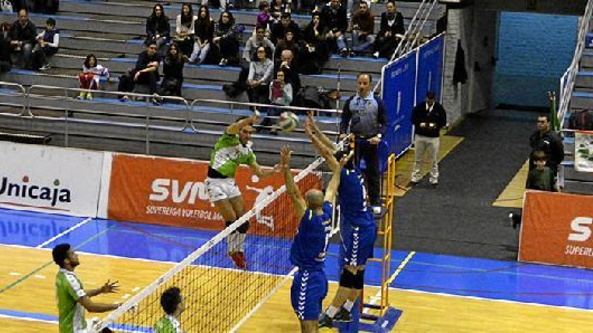 Raúl Muñoz en pleno remate frente a Castellón.