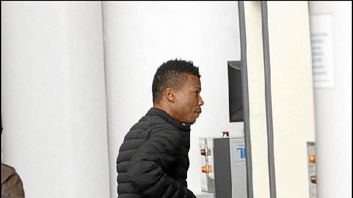 Uche a la entrada a los juzgados.