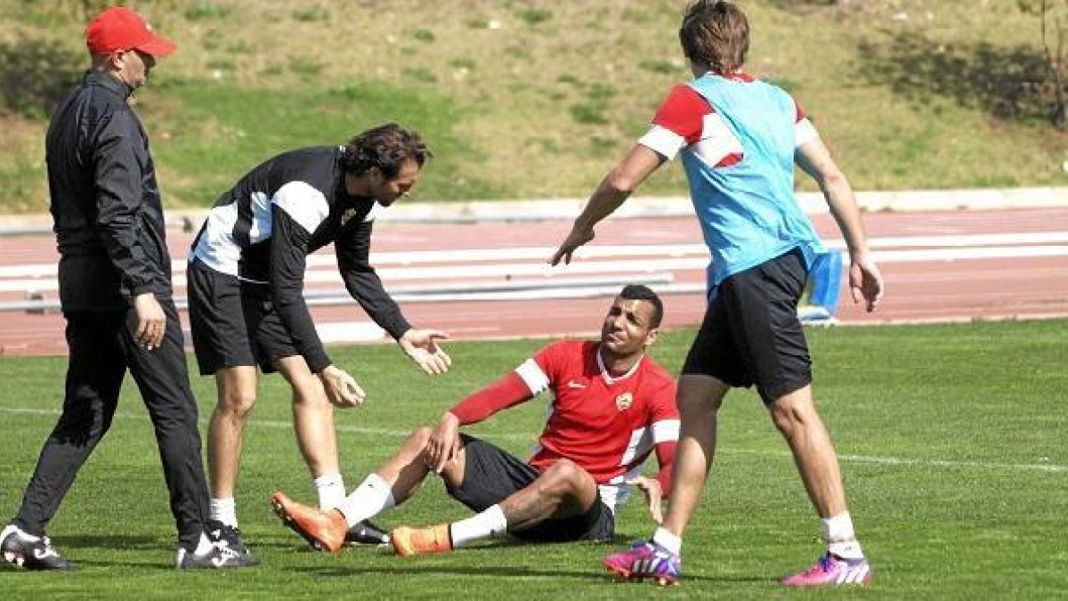 El lateral brasileño se perderá el choque frente al Levante.