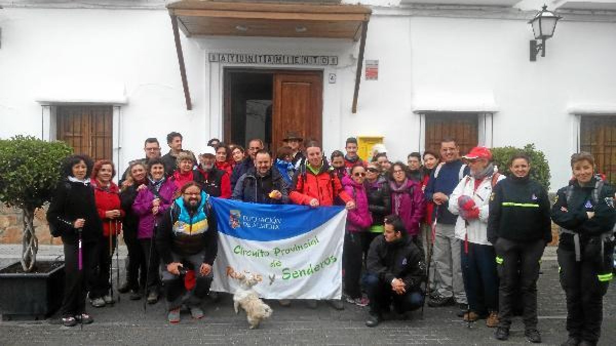 Los senderistas a la puerta del ayuntamiento.