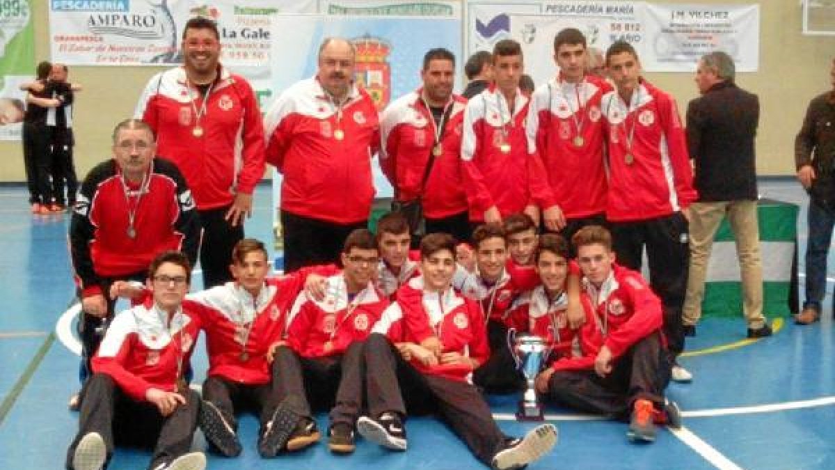 Los almerienses con su trofeo.