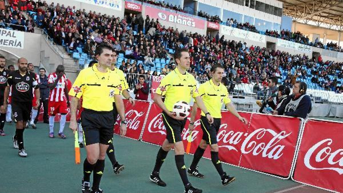González González al frente de los jugadores de Almería y Deportivo en aquel día inolvidable.