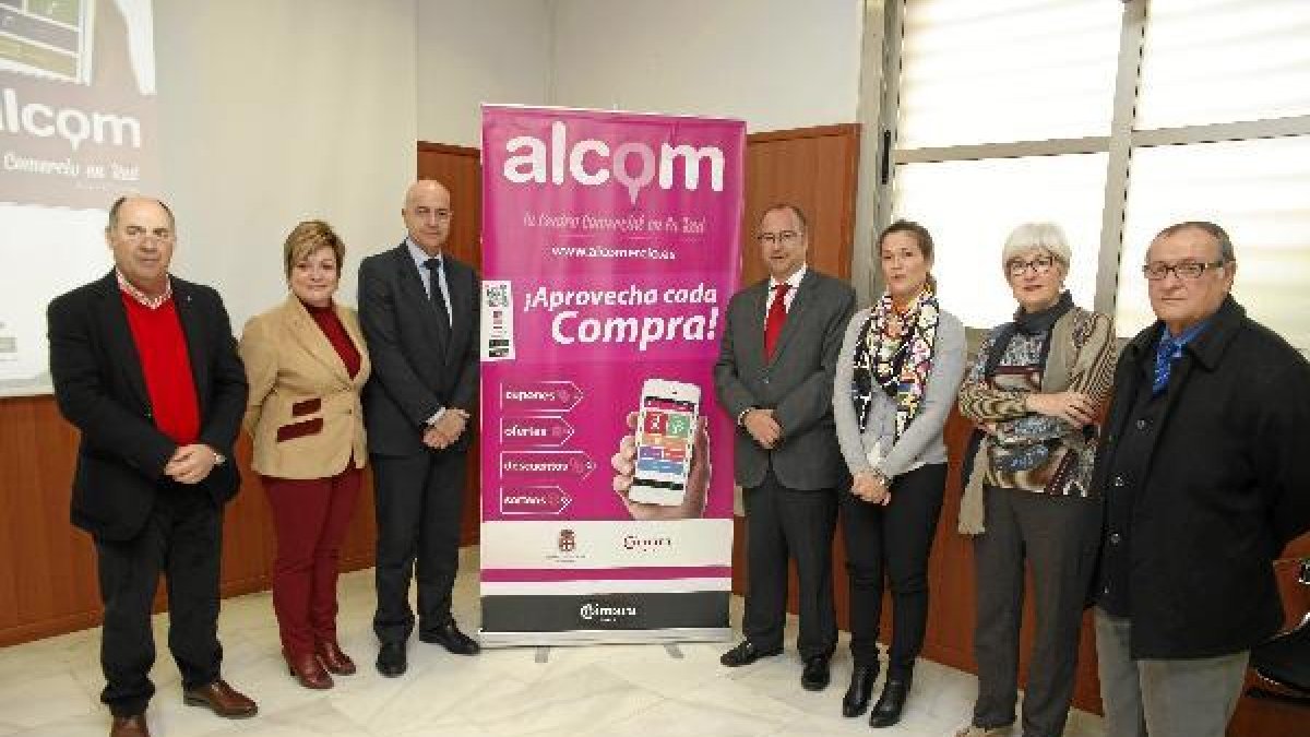 Foto de comerciantes, el creador de la plataforma, Diego Martínez, el alcalde y la concejal